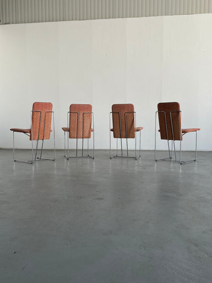 Ensemble de 4 chaises de salle à manger postmodernes de l'ère spatiale avec structure en acier chromé et revêtement à motif géométrique rose, vintage Italie des années 1980