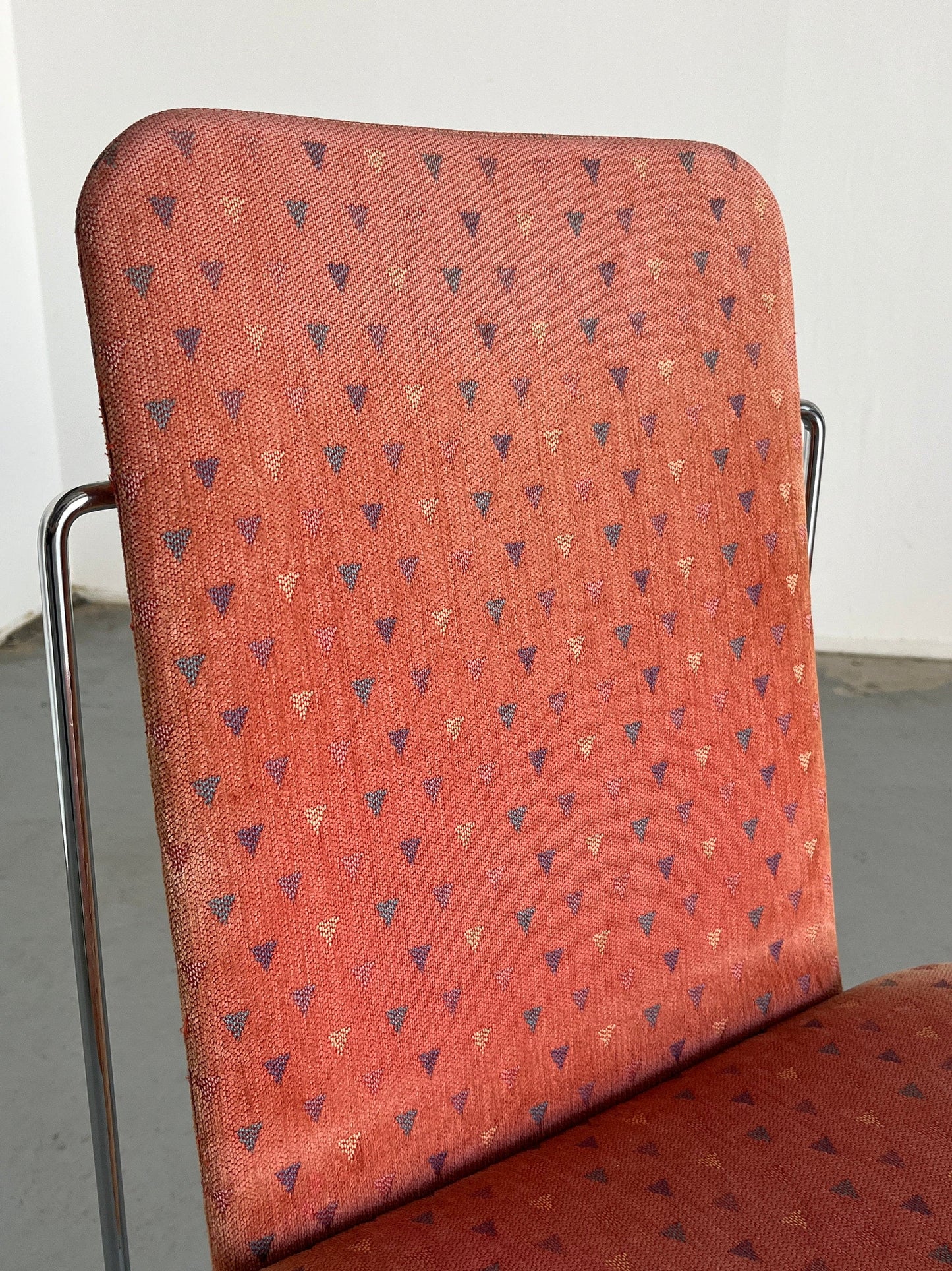 Ensemble de 4 chaises de salle à manger postmodernes de l'ère spatiale avec structure en acier chromé et revêtement à motif géométrique rose, vintage Italie des années 1980