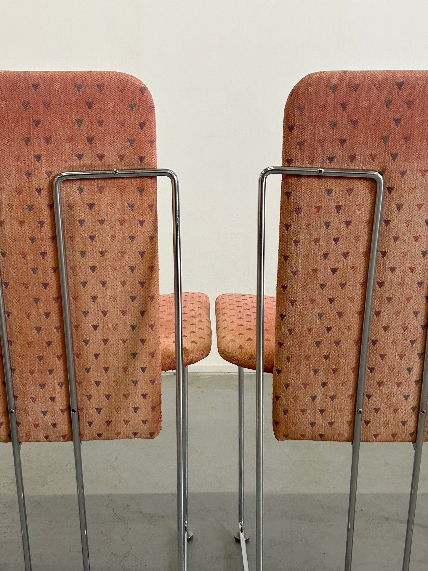 Set of 4 postmodern space age dining chairs in chromed steel frame and pink geometric pattern upholstery, 1980s Italy vintage