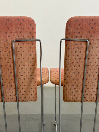 Ensemble de 4 chaises de salle à manger postmodernes de l'ère spatiale avec structure en acier chromé et revêtement à motif géométrique rose, vintage Italie des années 1980