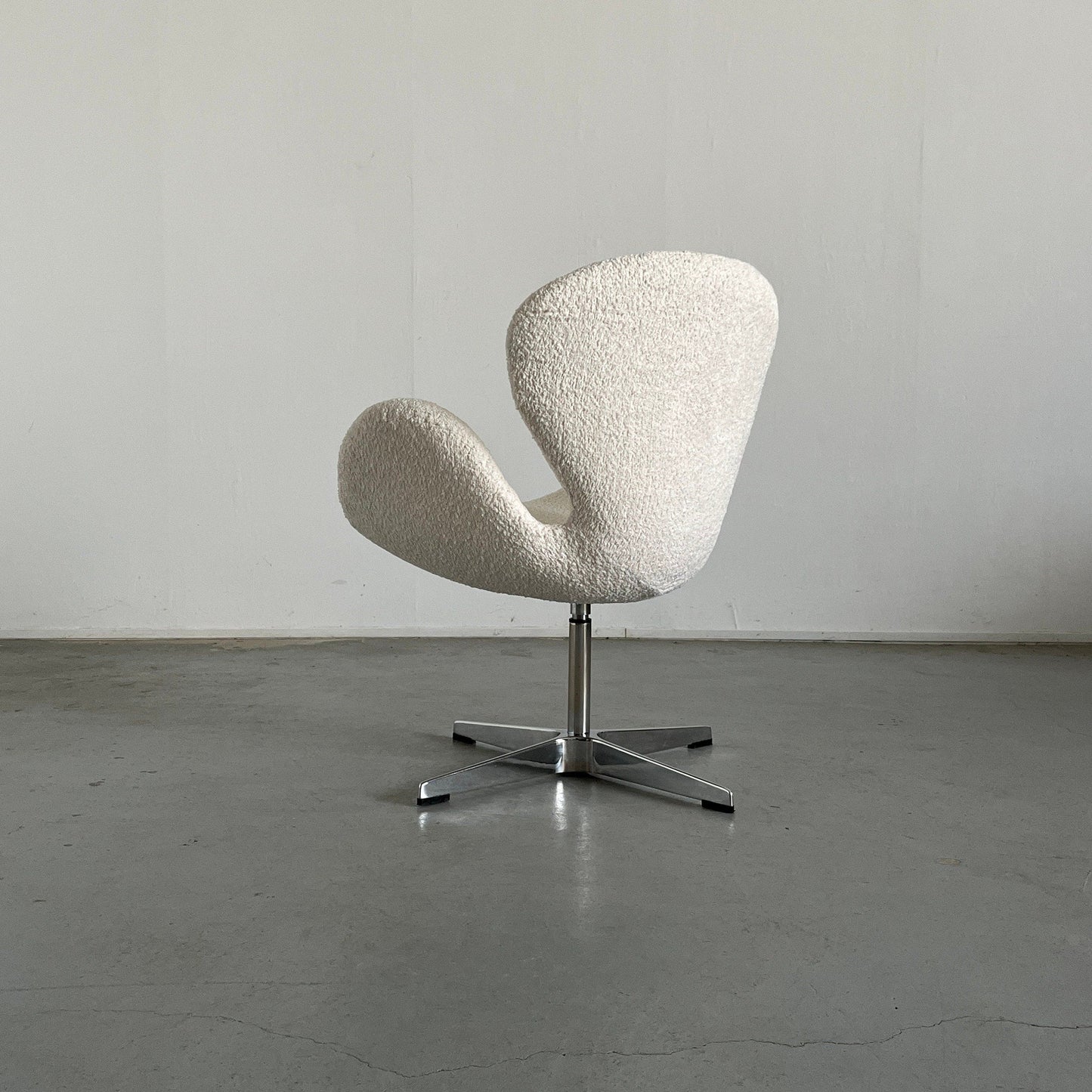 Swivel armchair in the style of Arne Jacobsen 'Swan' Chair, White Boucle / Iconic Scandinavian design, 80s reproduction, Vintage