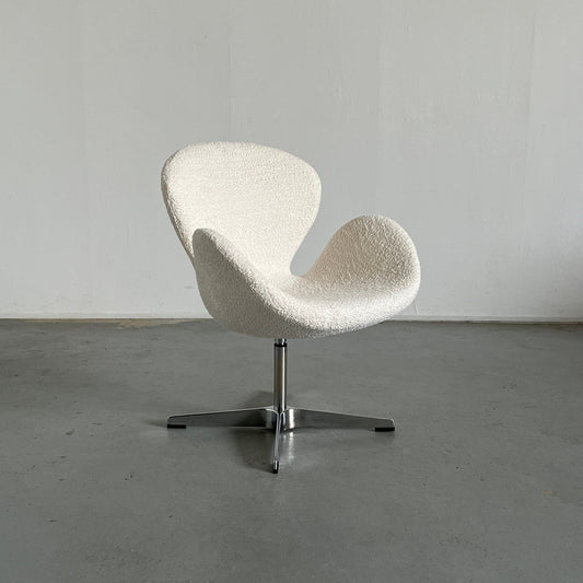 Swivel armchair in the style of Arne Jacobsen 'Swan' Chair, White Boucle / Iconic Scandinavian design, 80s reproduction, Vintage