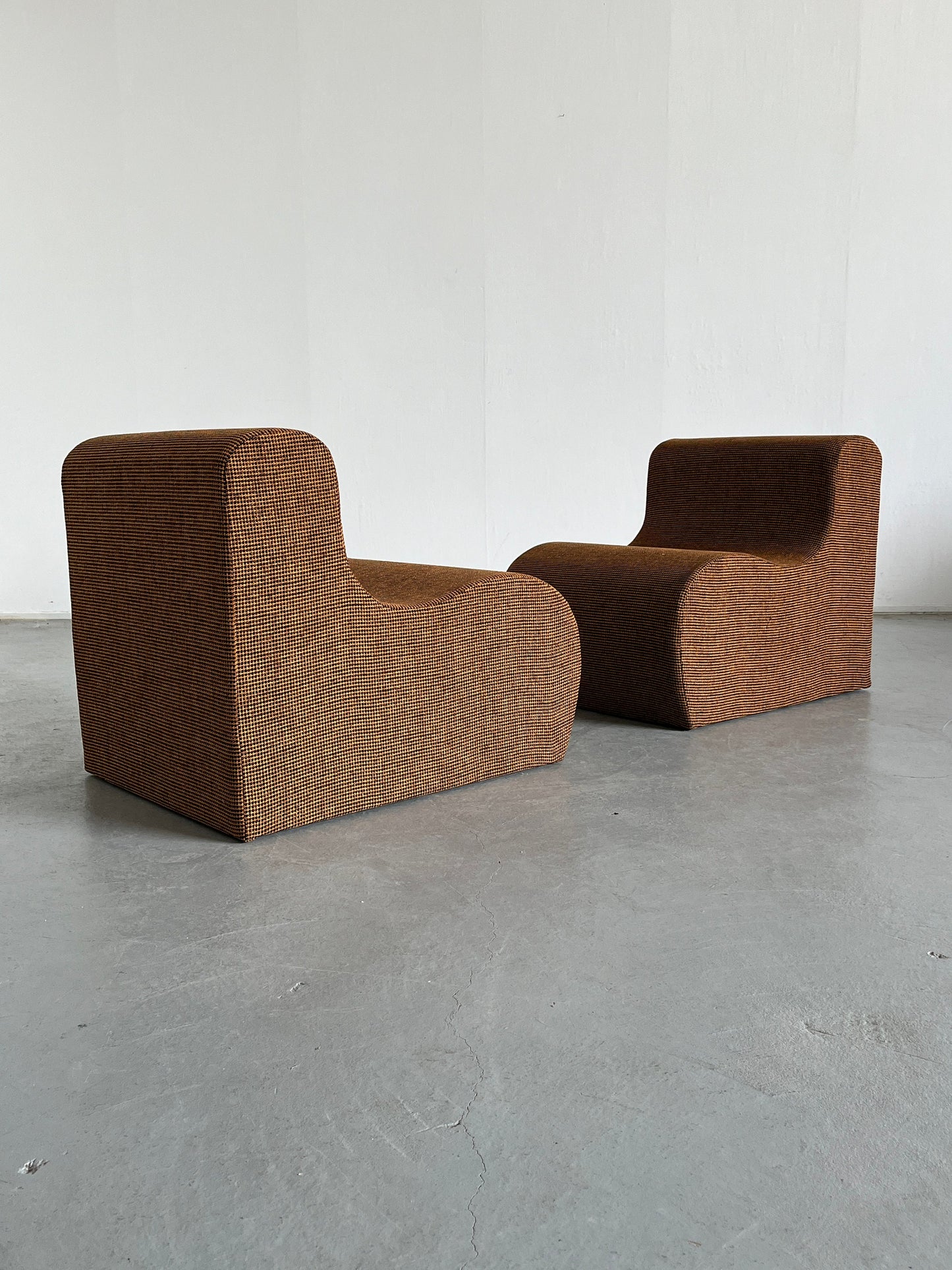 Ensemble de 2 fauteuils lounge ou fauteuils club italiens modernes du milieu du siècle en tissu à carreaux, Italie vintage des années 1970