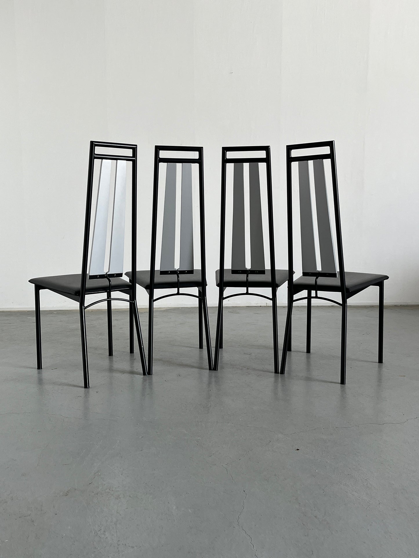 Ensemble de 4 chaises de salle à manger brutalistes postmodernes à haut dossier en métal noir, simili cuir et bois, Italie vintage années 1980