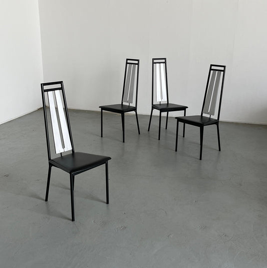 Ensemble de 4 chaises de salle à manger brutalistes postmodernes à haut dossier en métal noir, simili cuir et bois, Italie vintage années 1980