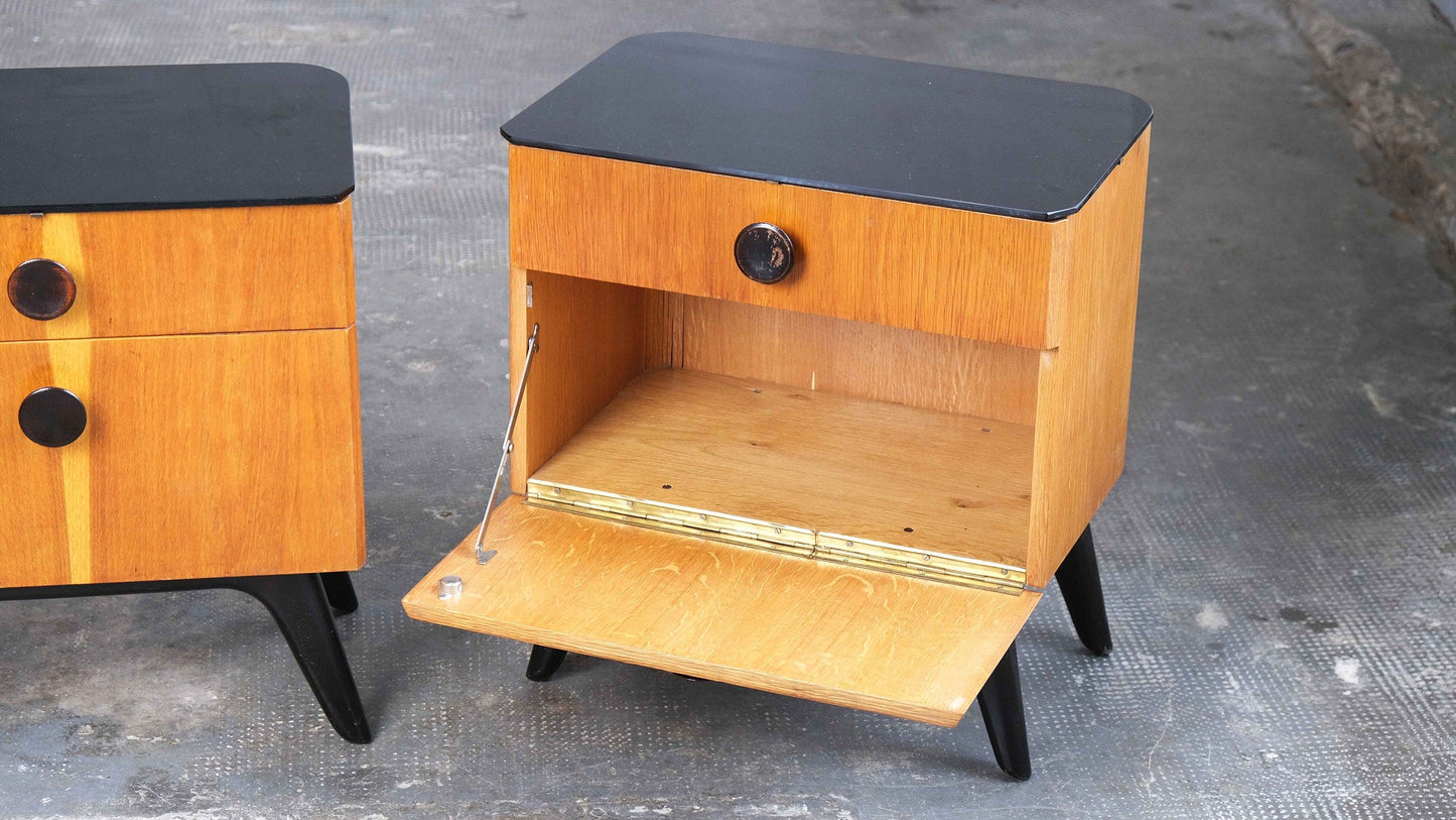 Ensemble de deux tables de chevet du milieu du siècle et d'une commode avec un miroir vintage