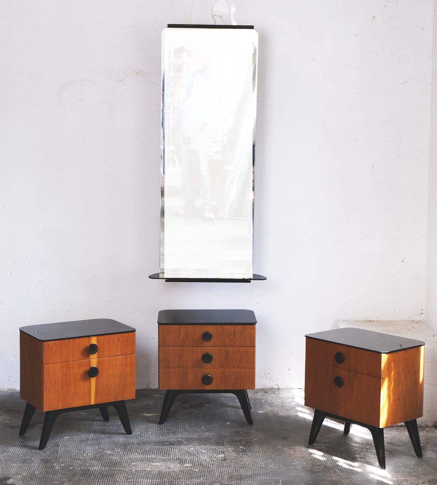 Ensemble de deux tables de chevet du milieu du siècle et d'une commode avec un miroir vintage