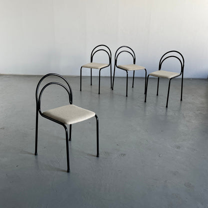 Set of 4 sculptural minimalist stackable dining chairs in curved iron frame and white wool upholstery, 1980s Italy vintage