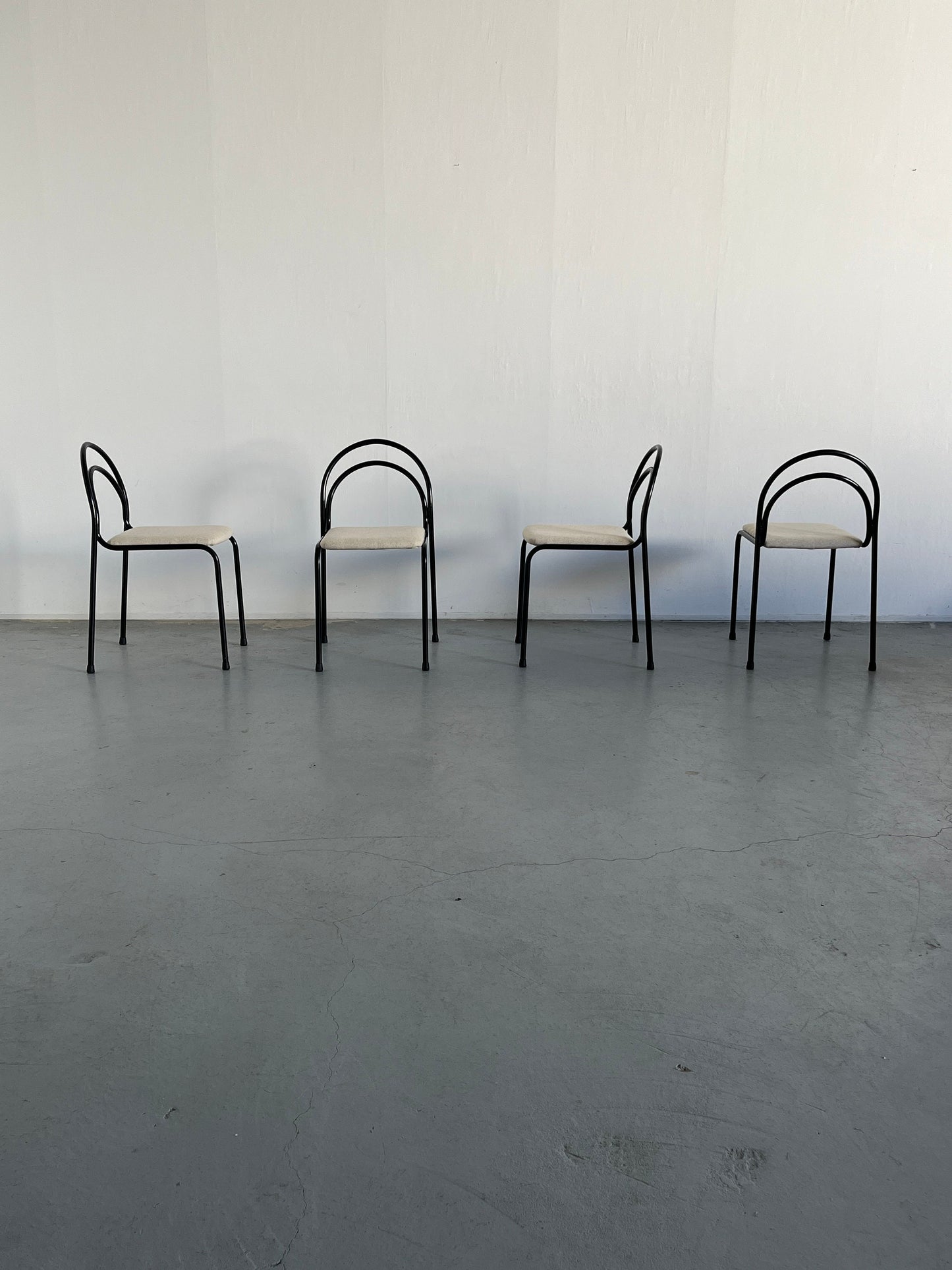 Ensemble de 4 chaises de salle à manger empilables minimalistes et sculpturales avec structure en fer courbé et revêtement en laine blanche, vintage Italie des années 1980