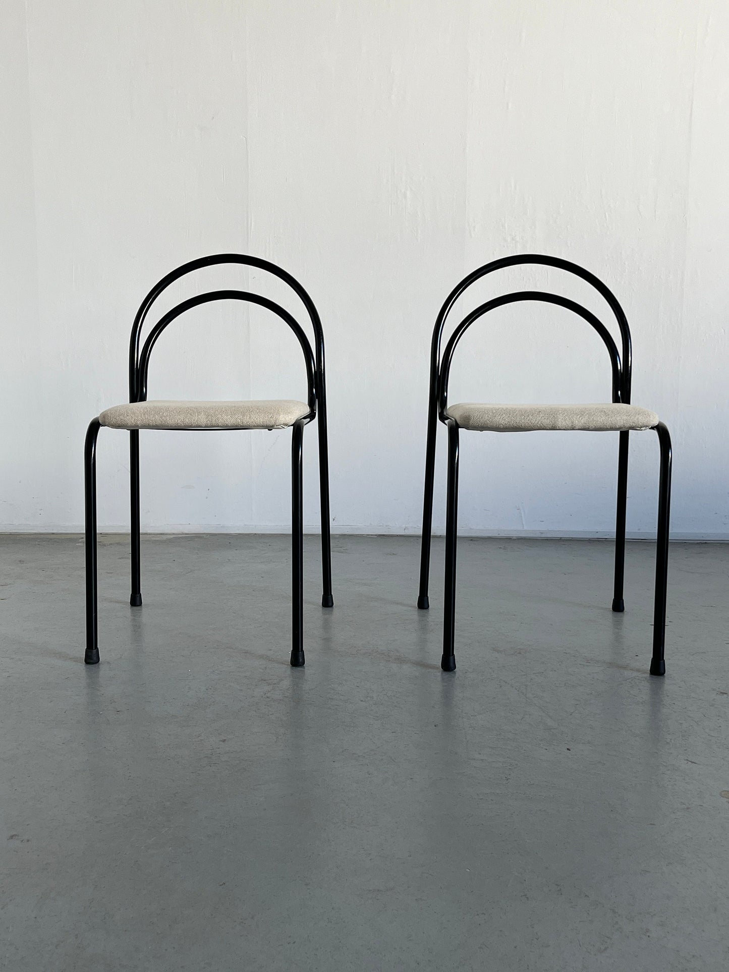 Ensemble de 4 chaises de salle à manger empilables minimalistes et sculpturales avec structure en fer courbé et revêtement en laine blanche, vintage Italie des années 1980