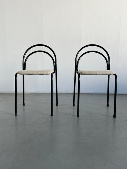 Set of 4 sculptural minimalist stackable dining chairs in curved iron frame and white wool upholstery, 1980s Italy vintage