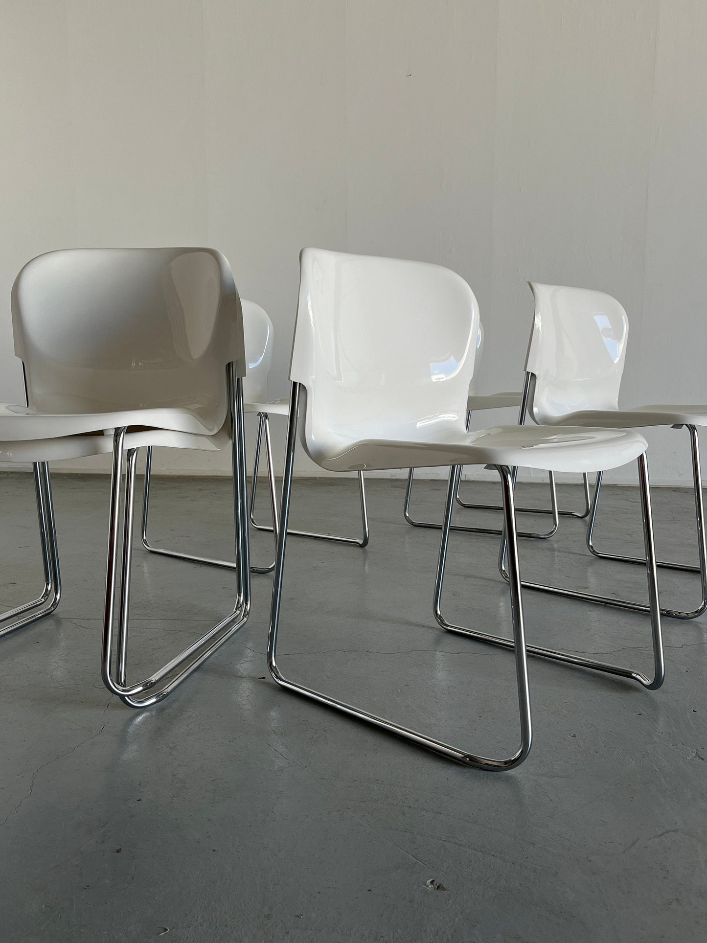 1 des 8 balançoires SM 400 blanches de Gerd Lange pour Drabert, 1979 / chaises de salle à manger rétro en plastique vintage