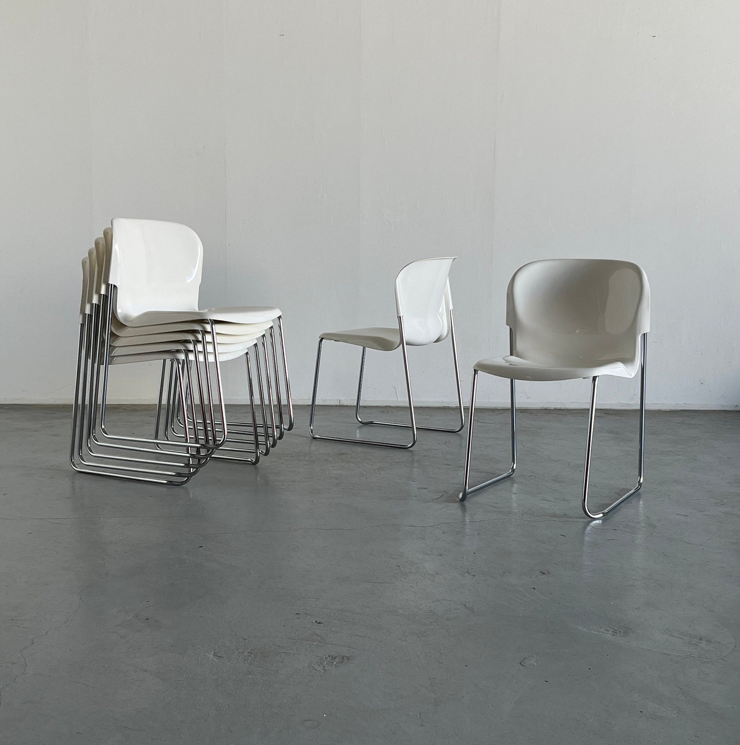 1 des 8 balançoires SM 400 blanches de Gerd Lange pour Drabert, 1979 / chaises de salle à manger rétro en plastique vintage