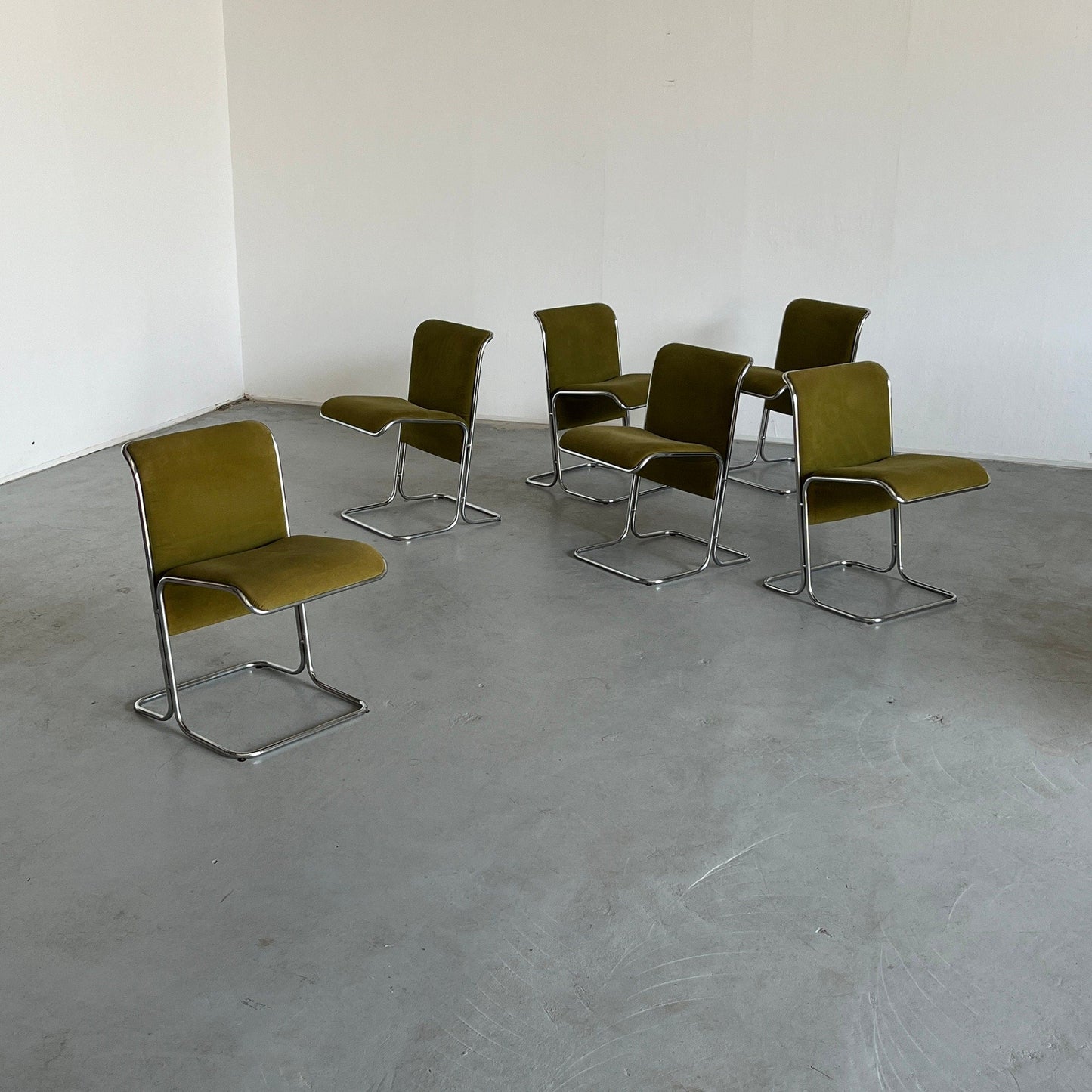 1 des 6 chaises de salle à manger « Calla » modernes du milieu du siècle par Antonio Ari Colombo pour Arflex, velours vert olive et acier chromé courbé, Italie vintage des années 1970