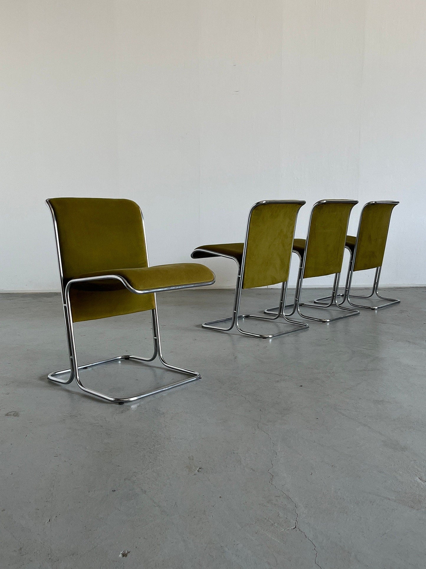 1 des 6 chaises de salle à manger « Calla » modernes du milieu du siècle par Antonio Ari Colombo pour Arflex, velours vert olive et acier chromé courbé, Italie vintage des années 1970