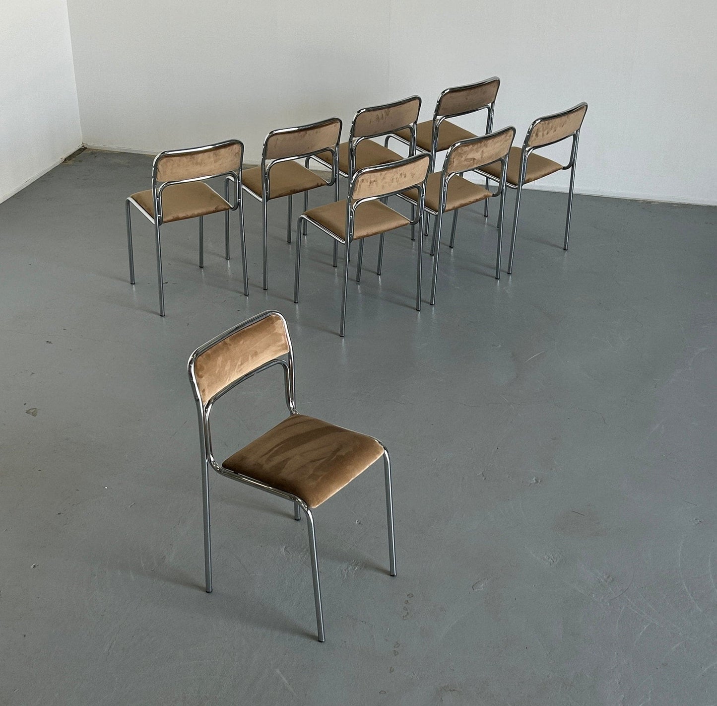 Bauhaus Chrome Tubular Steel et Beige Velvet Chairs / Chaises de salle à manger empilables modernistes italiennes vintage