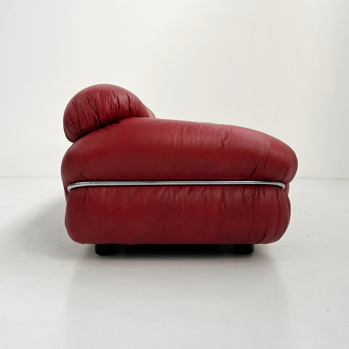 Red leather sofa Sesann 2-seater by Gianfranco Frattini for Cassina, 1970s vintage