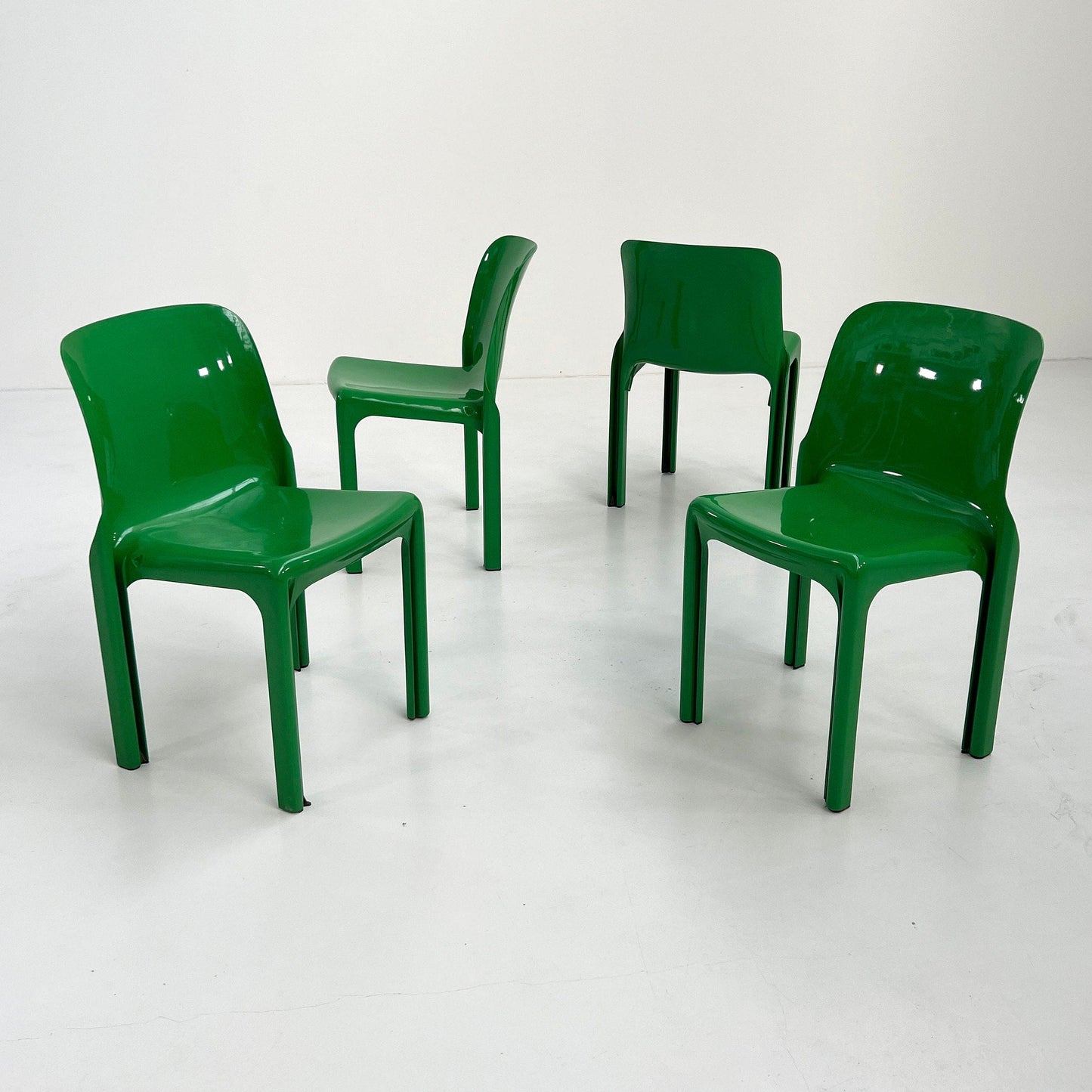 Suite de 4 chaises Selene de Vico Magistretti pour Artemide, vintage 1970