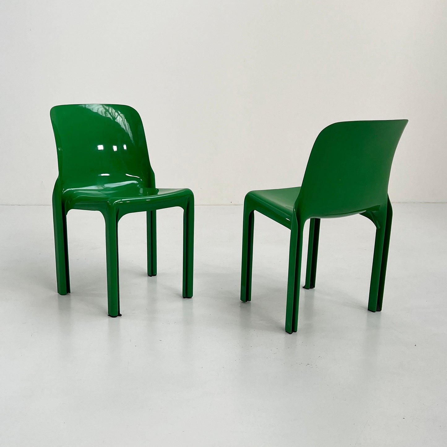 Suite de 4 chaises Selene de Vico Magistretti pour Artemide, vintage 1970