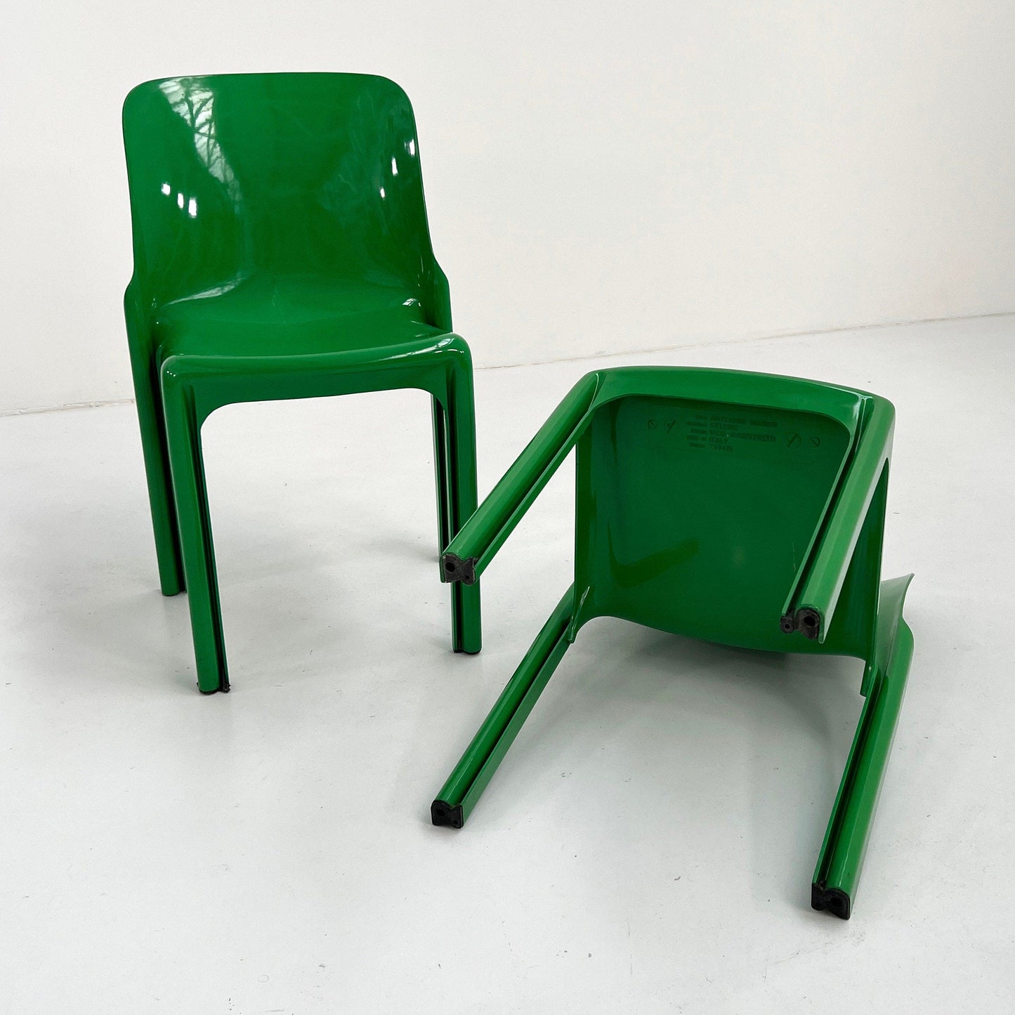 Suite de 4 chaises Selene de Vico Magistretti pour Artemide, vintage 1970