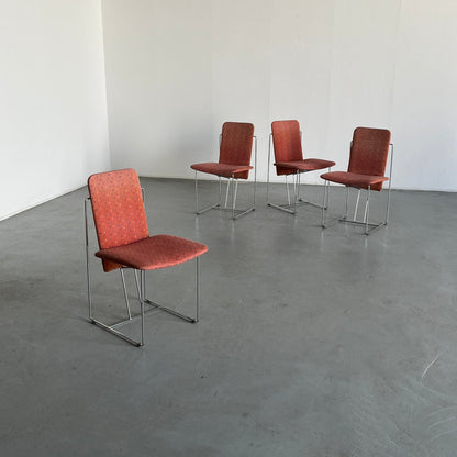 Ensemble de 4 chaises de salle à manger postmodernes de l'ère spatiale avec structure en acier chromé et revêtement à motif géométrique rose, vintage Italie des années 1980