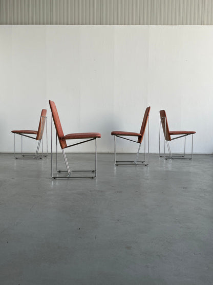 Ensemble de 4 chaises de salle à manger postmodernes de l'ère spatiale avec structure en acier chromé et revêtement à motif géométrique rose, vintage Italie des années 1980