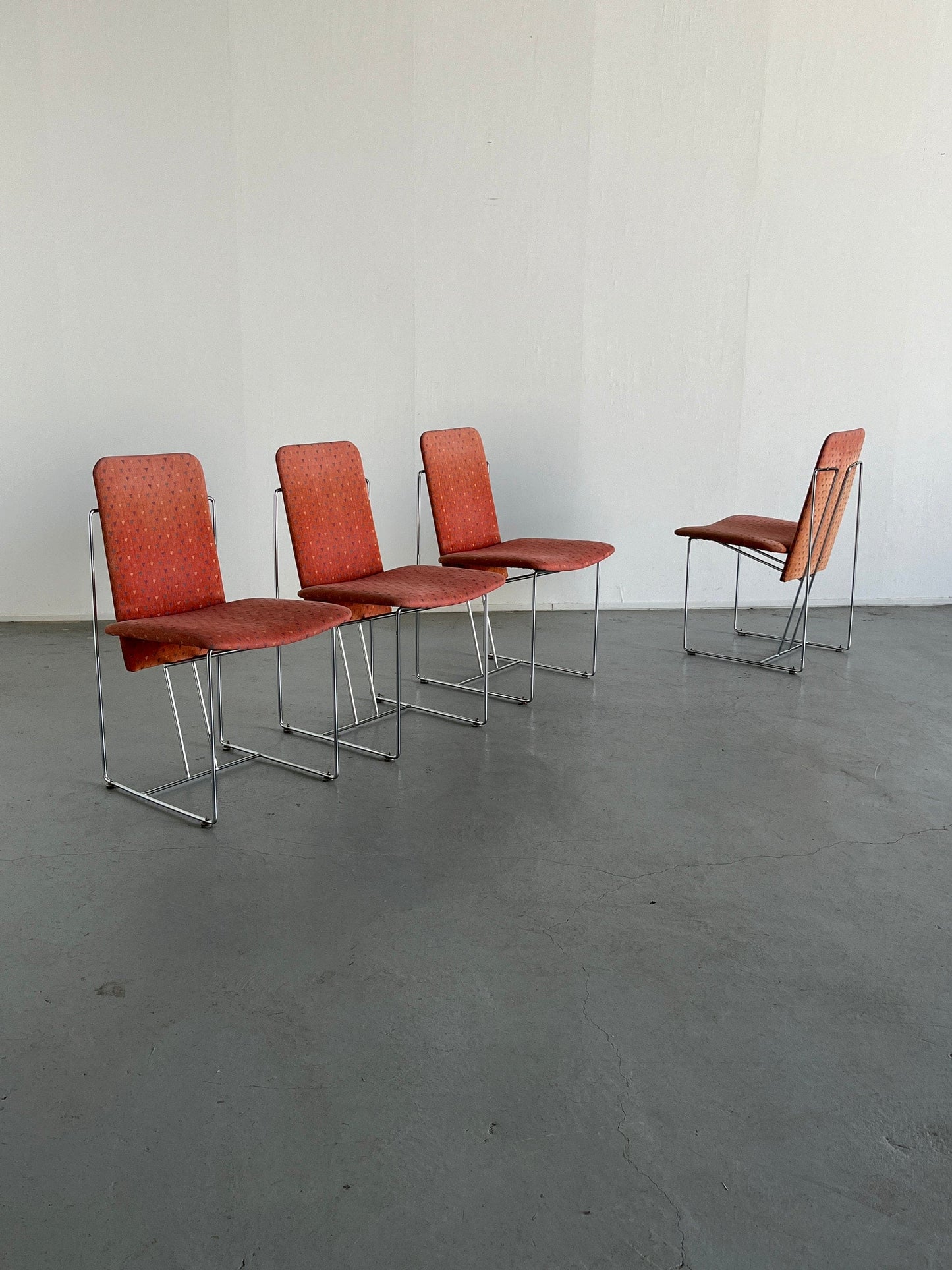 Ensemble de 4 chaises de salle à manger postmodernes de l'ère spatiale avec structure en acier chromé et revêtement à motif géométrique rose, vintage Italie des années 1980