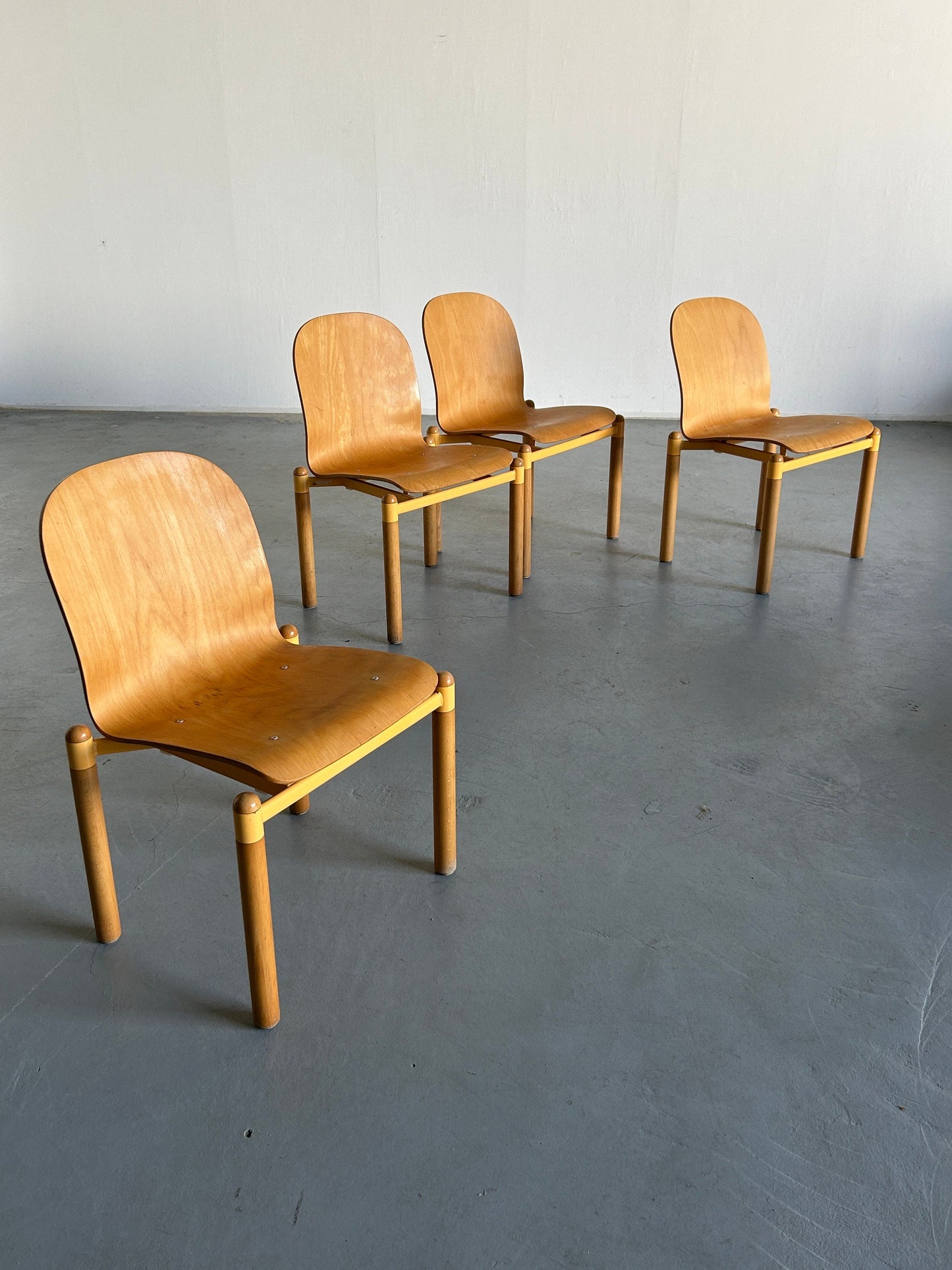 Ensemble de 4 chaises de salle à manger empilables modernes du milieu du siècle en bois courbé et en métal par Braun Lockenhaus, Autriche vintage des années 1990