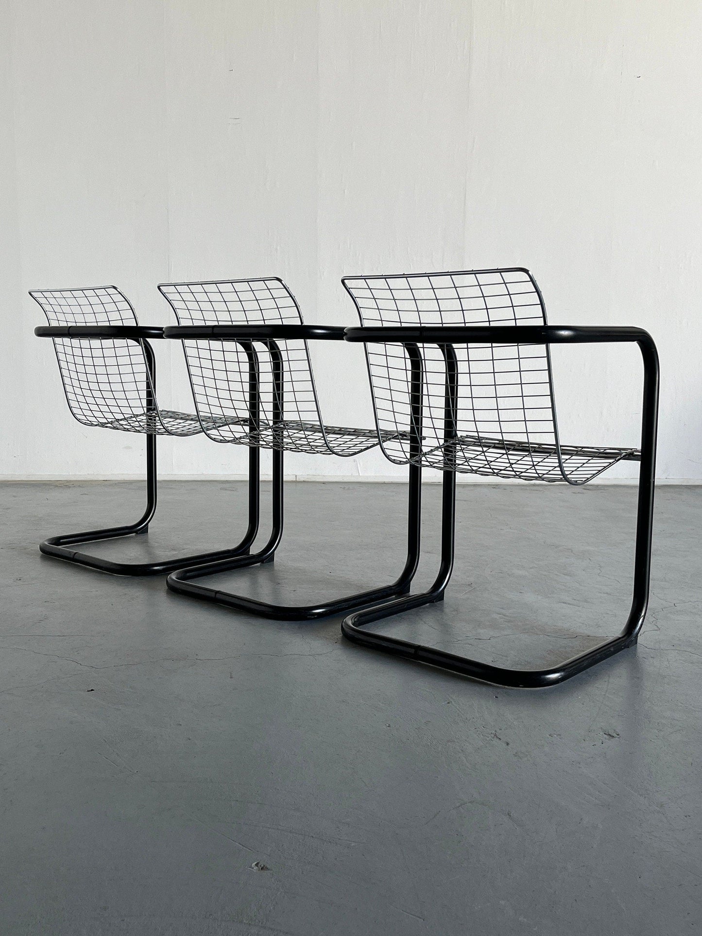 1 of 4 chrome wire club chairs, industrial galvanized tubular metal, Space Age Italy 1980s vintage