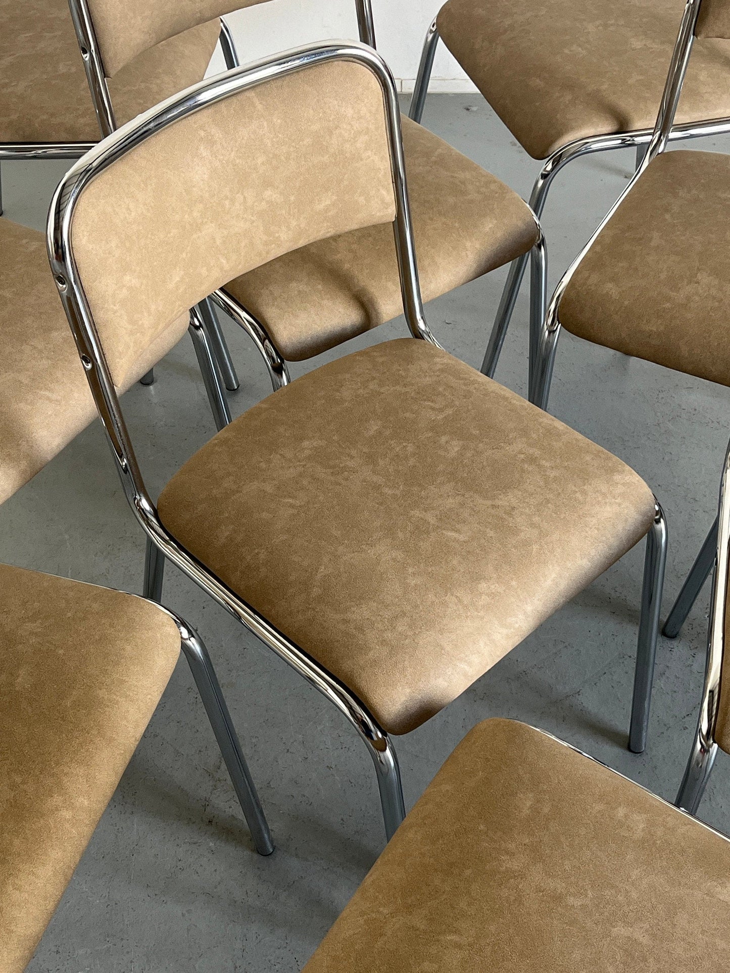 Chaises de salle à manger modernistes italiennes en acier tubulaire chromé et simili cuir beige design Bauhaus, vintage des années 1980