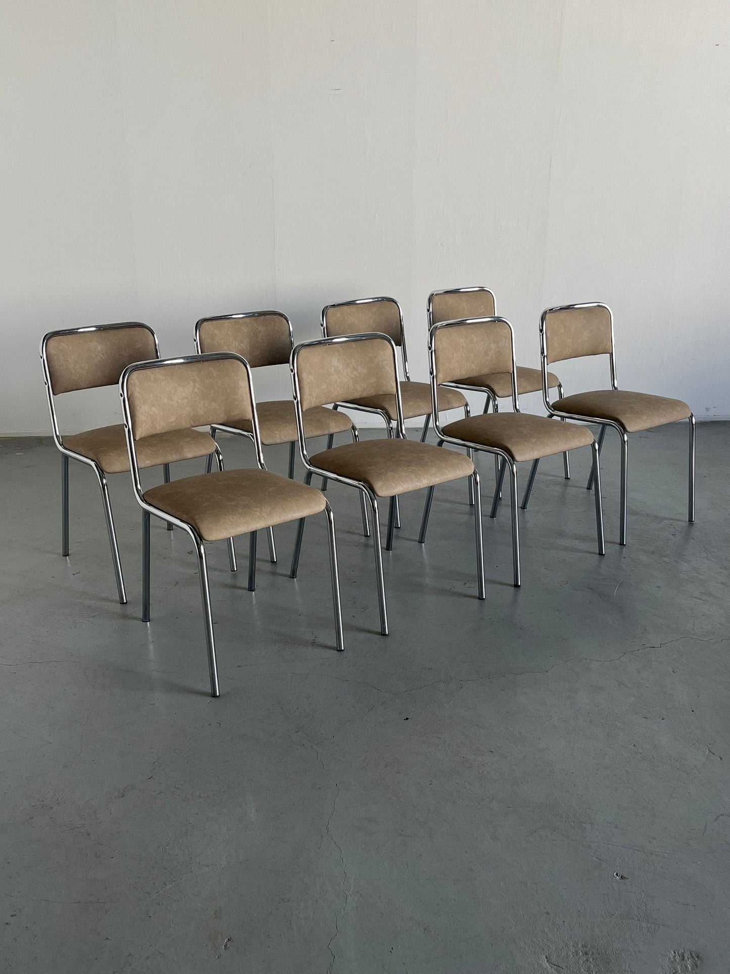 Chaises de salle à manger modernistes italiennes en acier tubulaire chromé et simili cuir beige design Bauhaus, vintage des années 1980