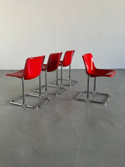 Ensemble de 4 chaises de salle à manger Space Age, plastique rouge brillant et acier tubulaire chromé, Italie Vintage années 1960