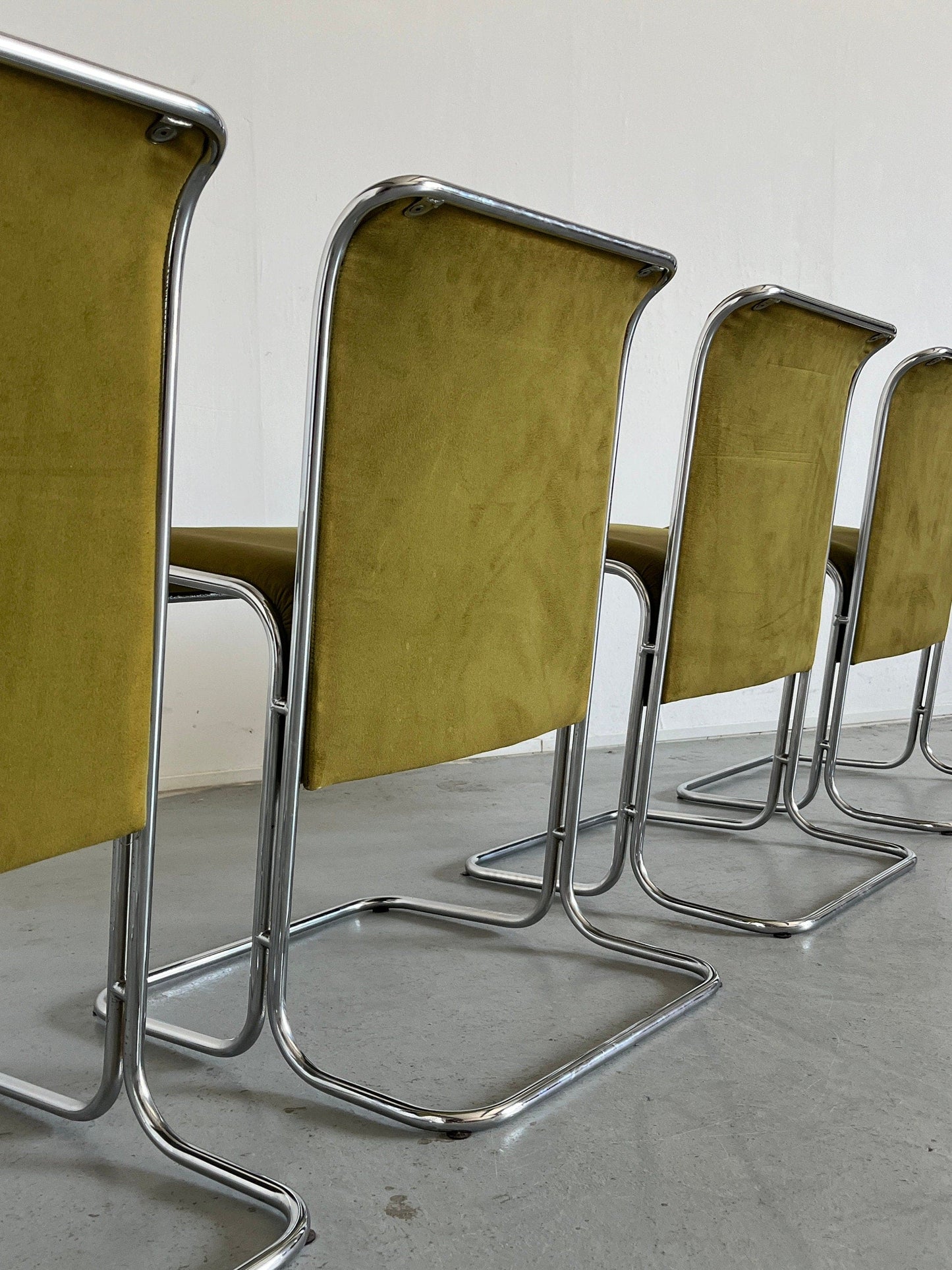 1 von 6 Mid-Century Modern "Calla" Dining Chairs von Antonio Ari Colombo für Arflex, Olivgrüner Samt und gebogenem verchromtem Stahl, 1970er Italien Vintage