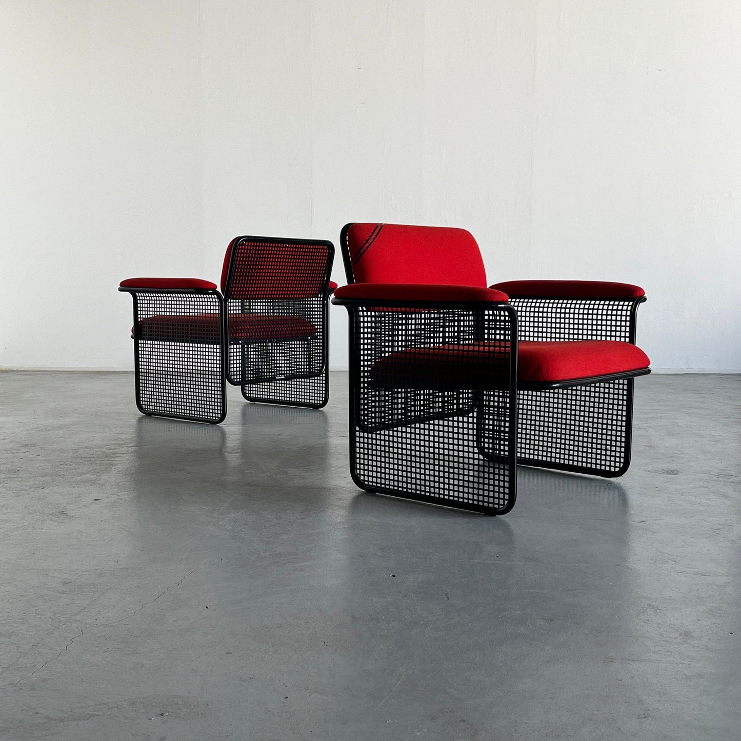 1 des 2 fauteuils postmodernes italiens avec revêtement rouge vif et fil de métal noir, par Talin, Italie vintage des années 1970