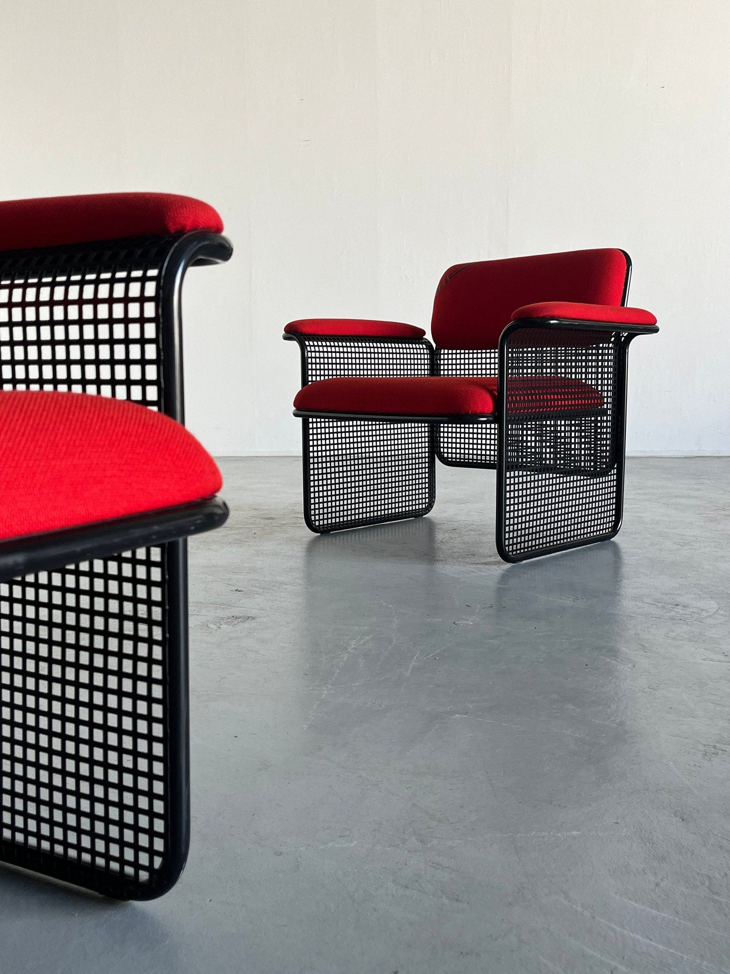 1 des 2 fauteuils postmodernes italiens avec revêtement rouge vif et fil de métal noir, par Talin, Italie vintage des années 1970