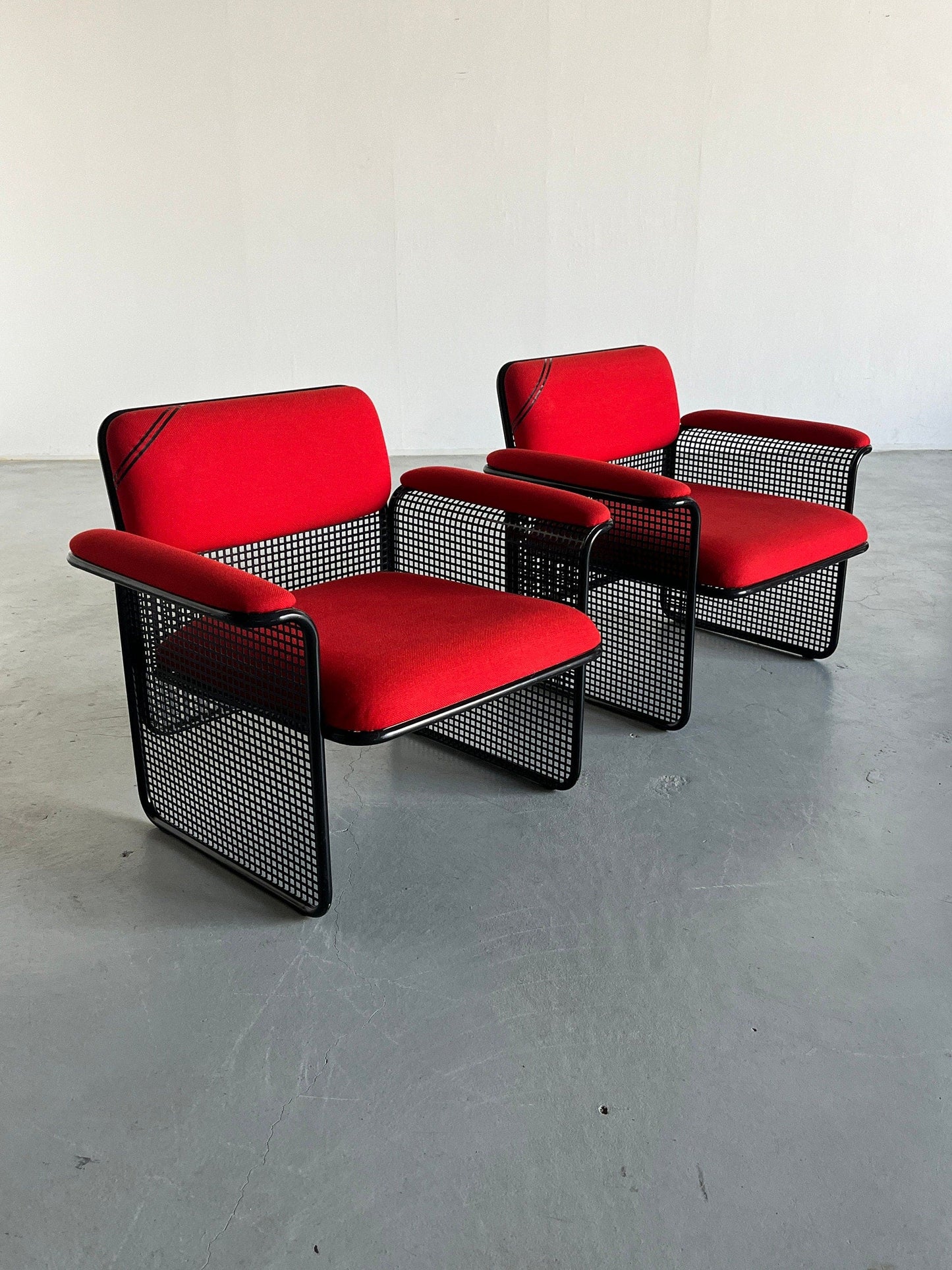 1 of 2 Italian Postmodern Armchairs in Vivid Red Upholstery and Black Metal Wire, by Talin, Italy 1970s Vintage