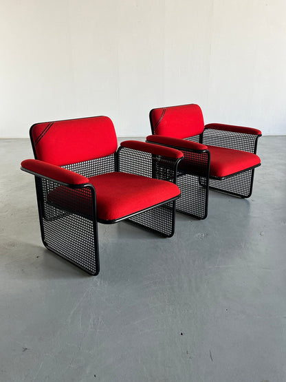 1 des 2 fauteuils postmodernes italiens avec revêtement rouge vif et fil de métal noir, par Talin, Italie vintage des années 1970