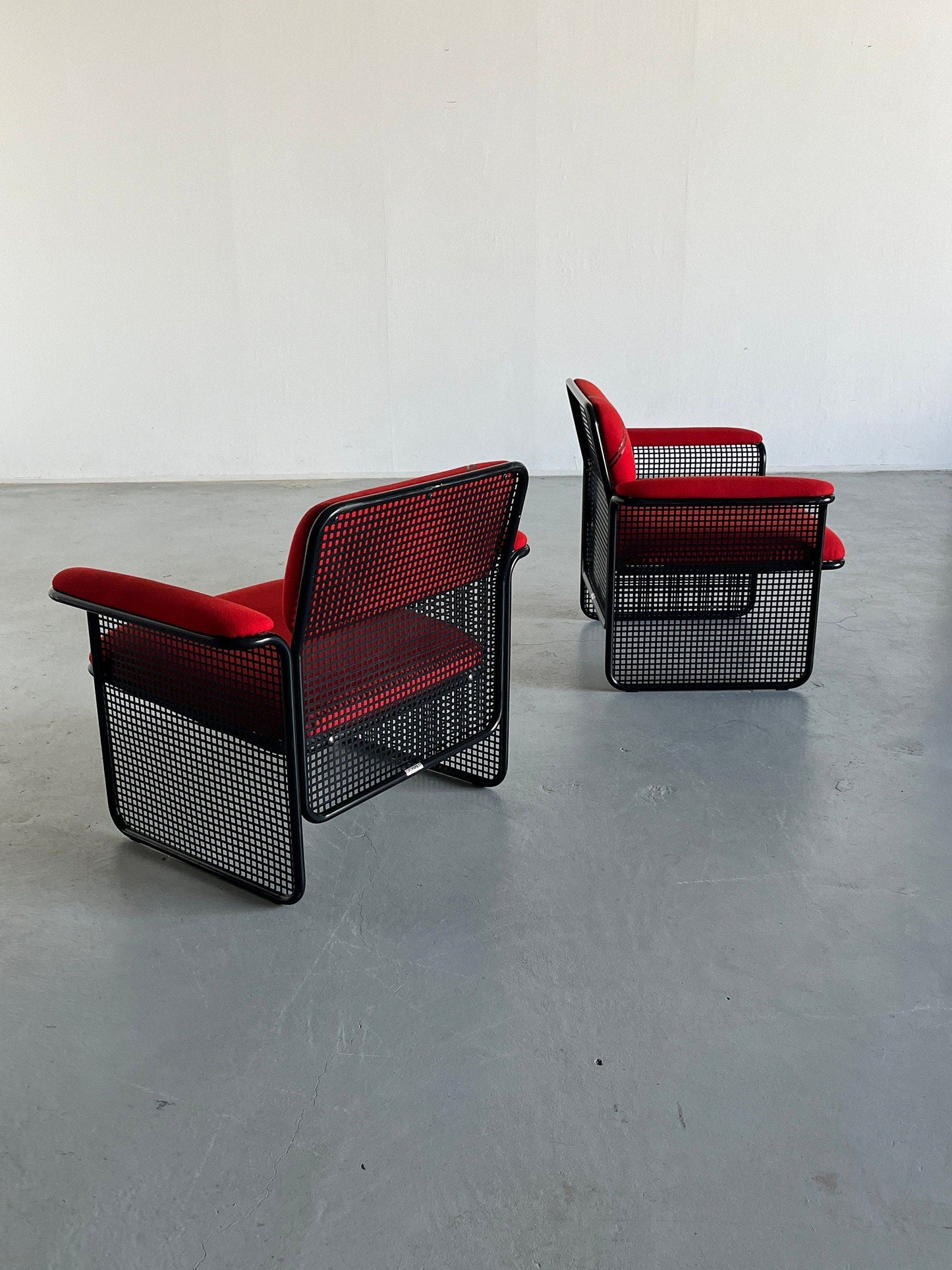 1 of 2 Italian Postmodern Armchairs in Vivid Red Upholstery and Black Metal Wire, by Talin, Italy 1970s Vintage