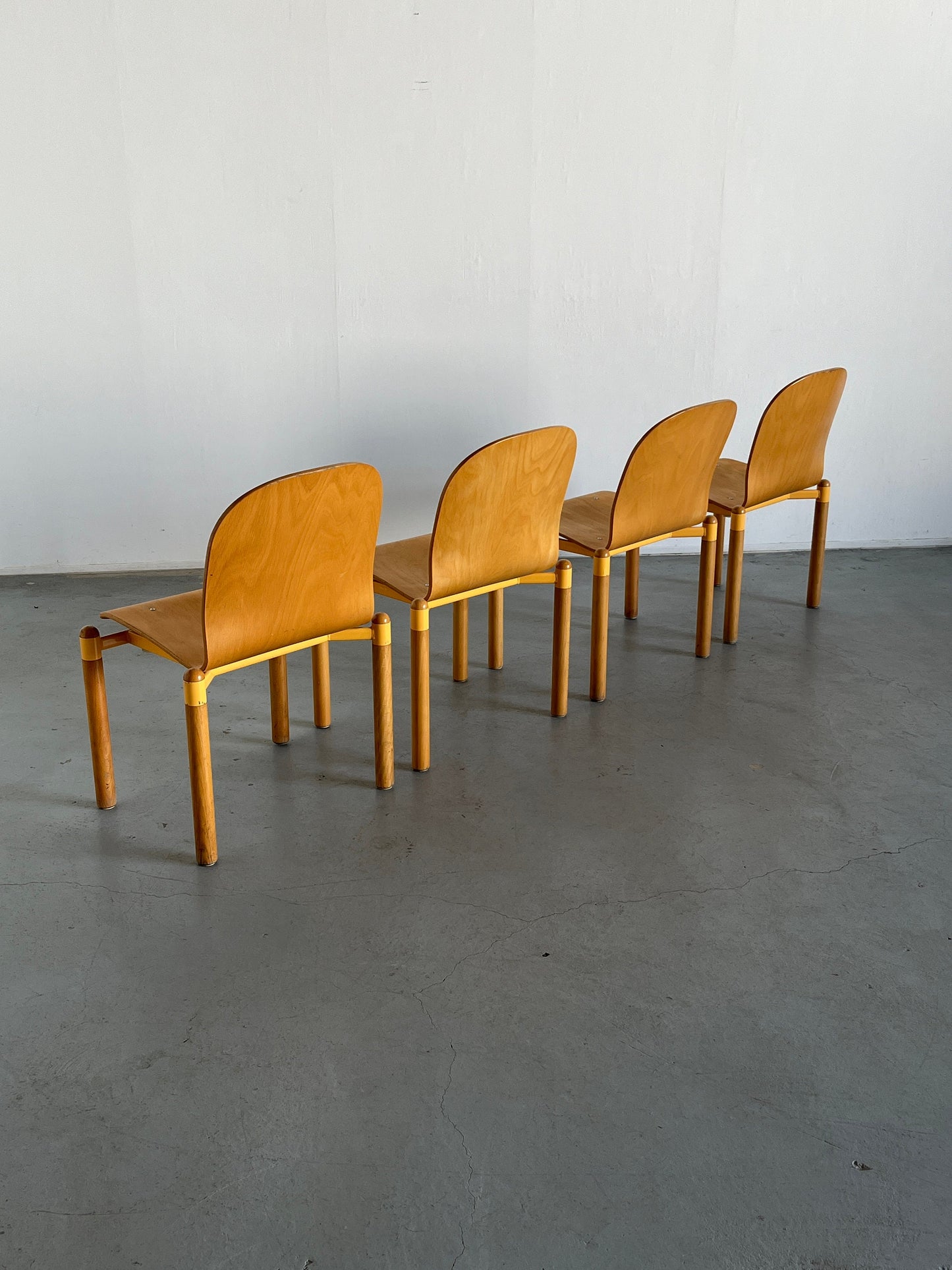 Ensemble de 4 chaises de salle à manger empilables modernes du milieu du siècle en bois courbé et en métal par Braun Lockenhaus, Autriche vintage des années 1990