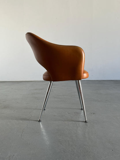 Fauteuil moderne milieu de siècle dans le style d'Eero Saarinen, simili cuir marron et acier chromé, Vintage 1980