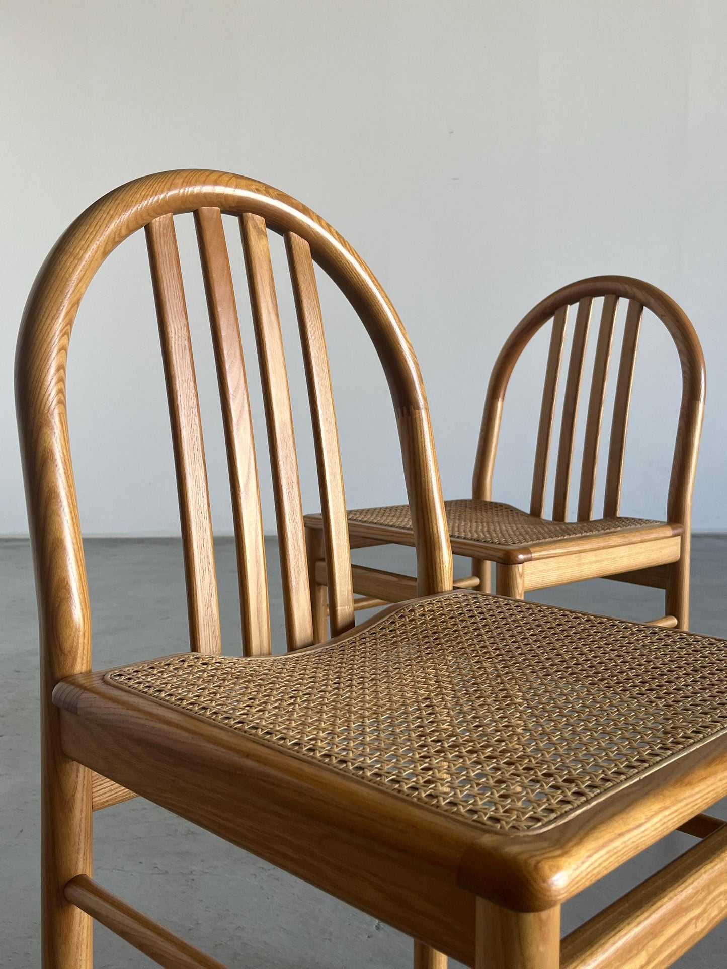 Ensemble de 2 chaises de salle à manger modernes du milieu du siècle en bois laqué et canne, style Annig Sarian, Italie Vintage 1980