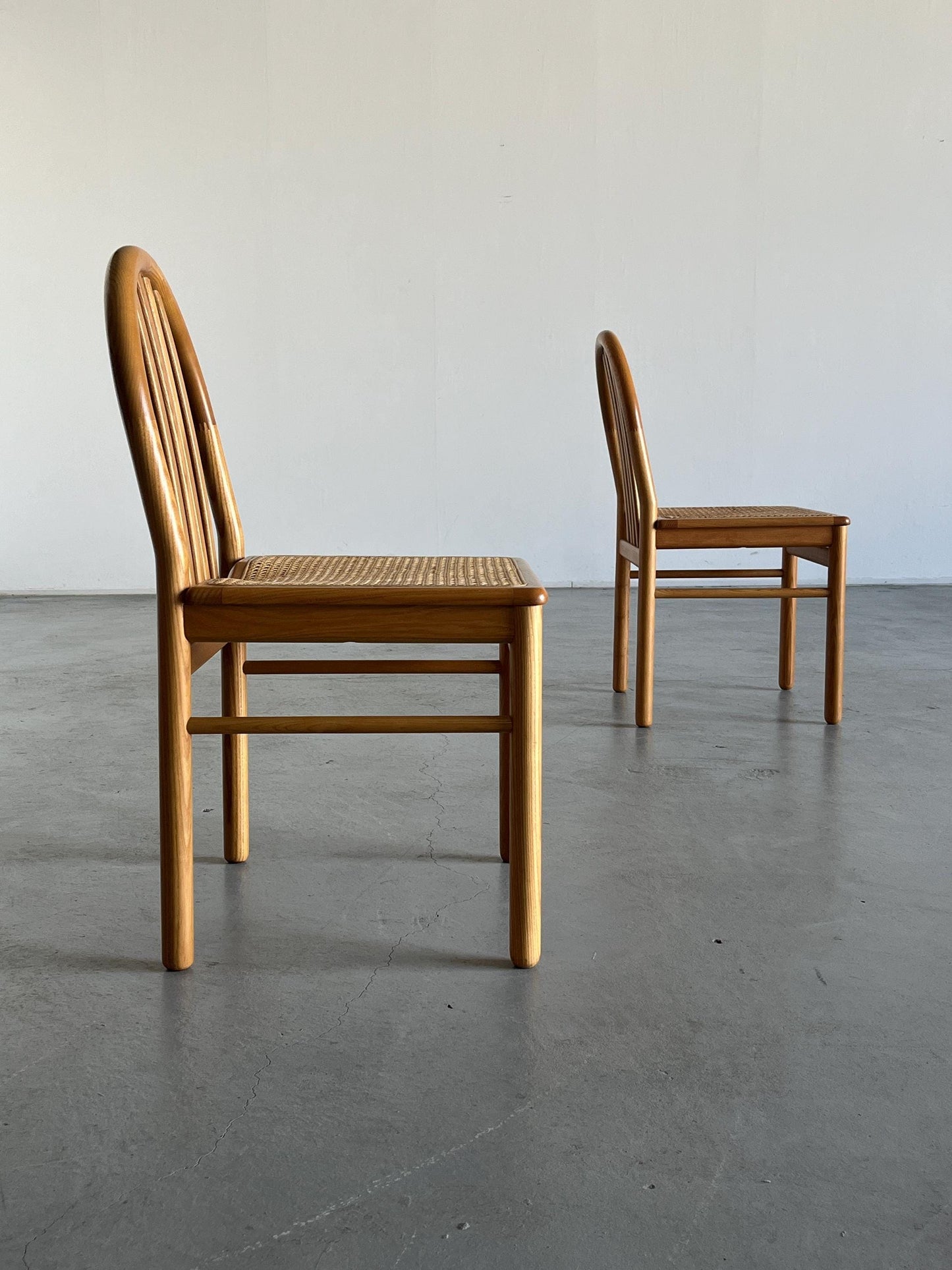 Ensemble de 2 chaises de salle à manger modernes du milieu du siècle en bois laqué et canne, style Annig Sarian, Italie Vintage 1980