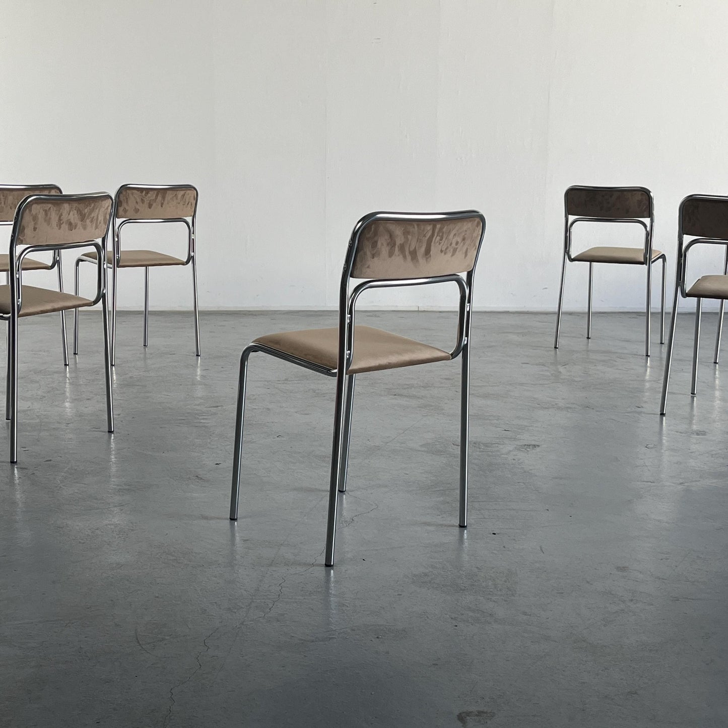 Bauhaus Chrome Tubular Steel et Beige Velvet Chairs / Chaises de salle à manger empilables modernistes italiennes des années 1980 vintage