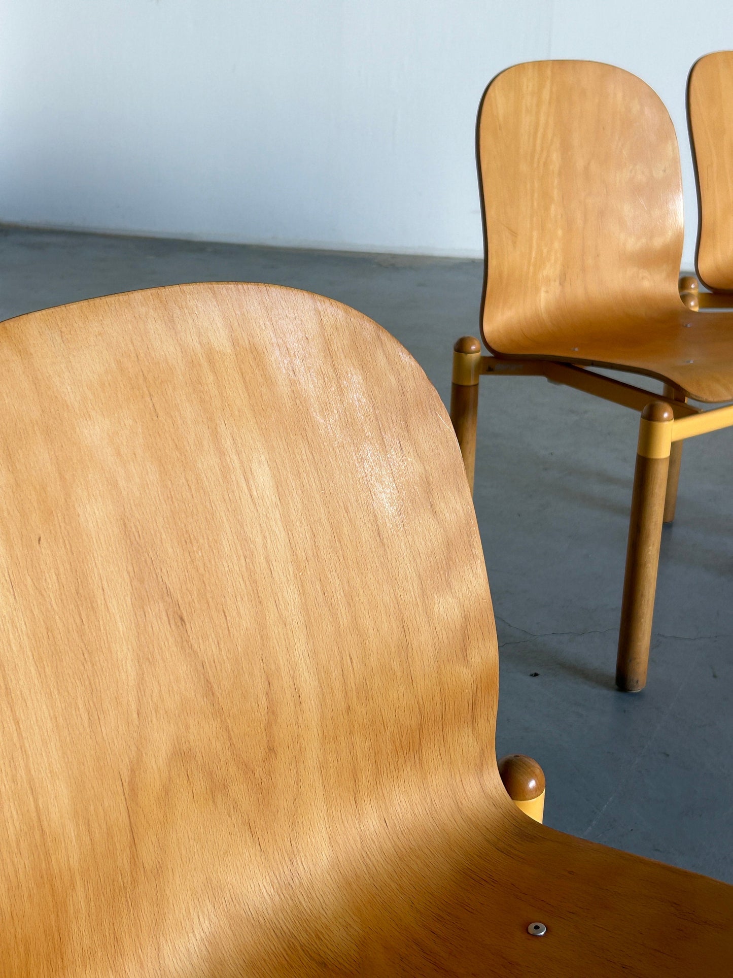 Ensemble de 4 chaises de salle à manger empilables modernes du milieu du siècle en bois courbé et en métal par Braun Lockenhaus, Autriche vintage des années 1990