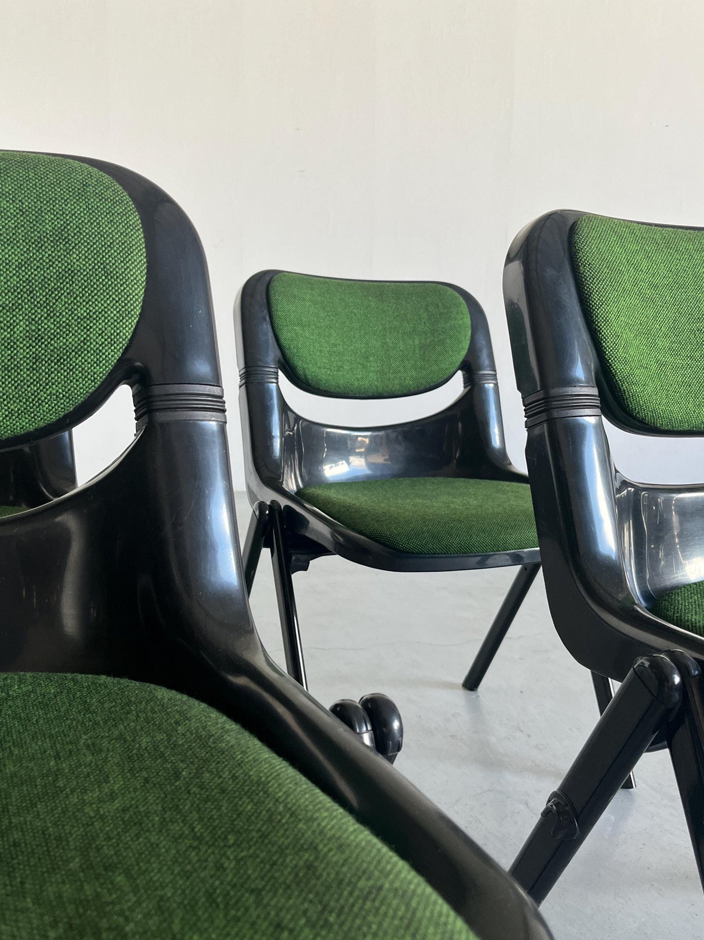 Ensemble de 4 chaises de bureau Space Age par Giancarlo Piretti et Emilio Abasz pour Dorsal, plastique noir et revêtement vert, 1980 Italien Atomic Age Vintage Vintage