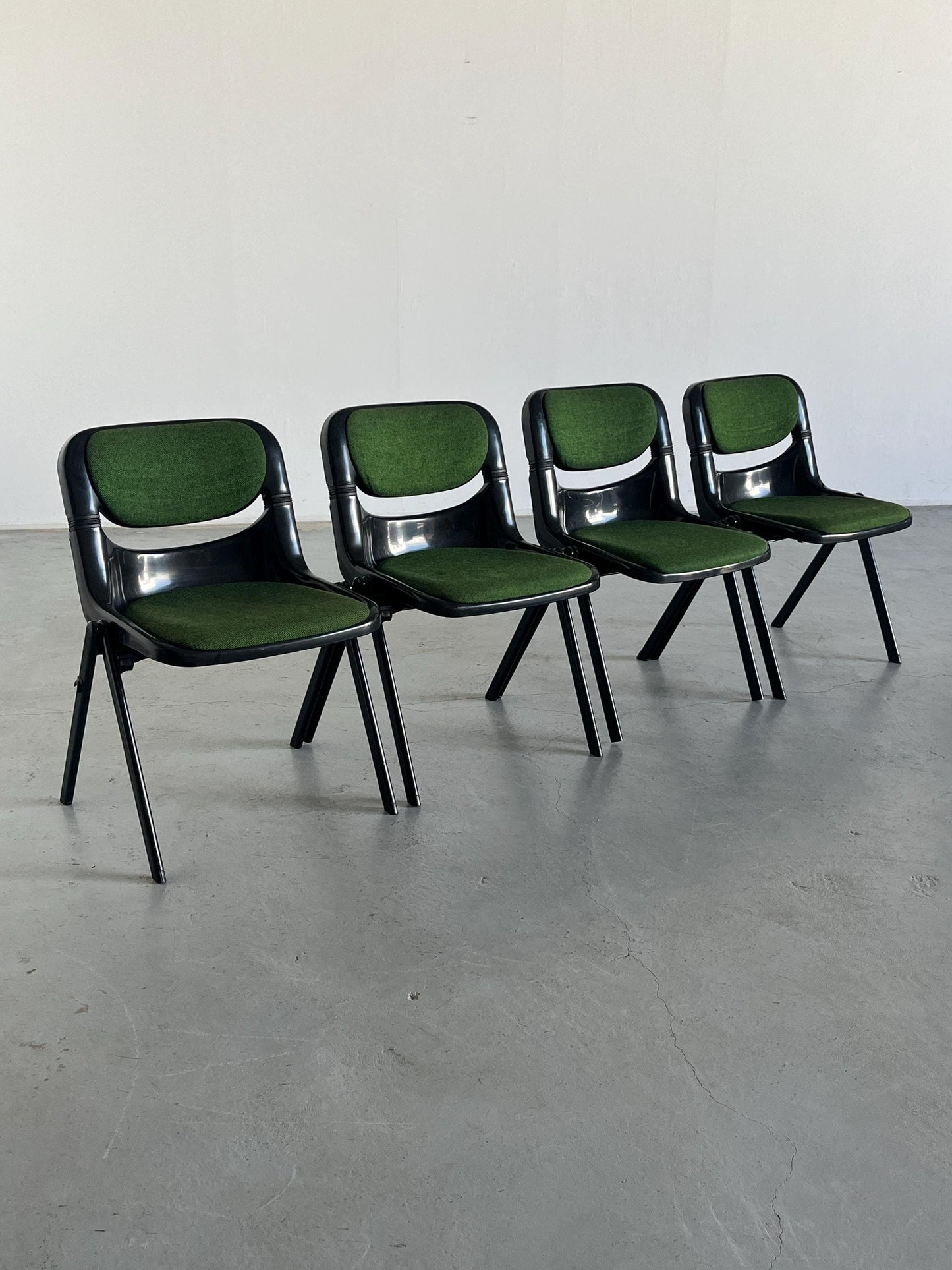 Ensemble de 4 chaises de bureau Space Age par Giancarlo Piretti et Emilio Abasz pour Dorsal, plastique noir et revêtement vert, 1980 Italien Atomic Age Vintage Vintage