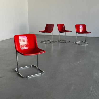 Ensemble de 4 chaises de salle à manger Space Age, plastique rouge brillant et acier tubulaire chromé, Italie Vintage années 1960