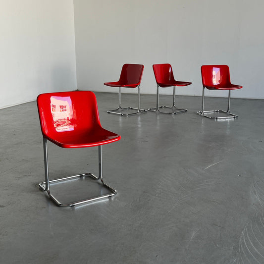 Ensemble de 4 chaises de salle à manger Space Age, plastique rouge brillant et acier tubulaire chromé, Italie Vintage années 1960