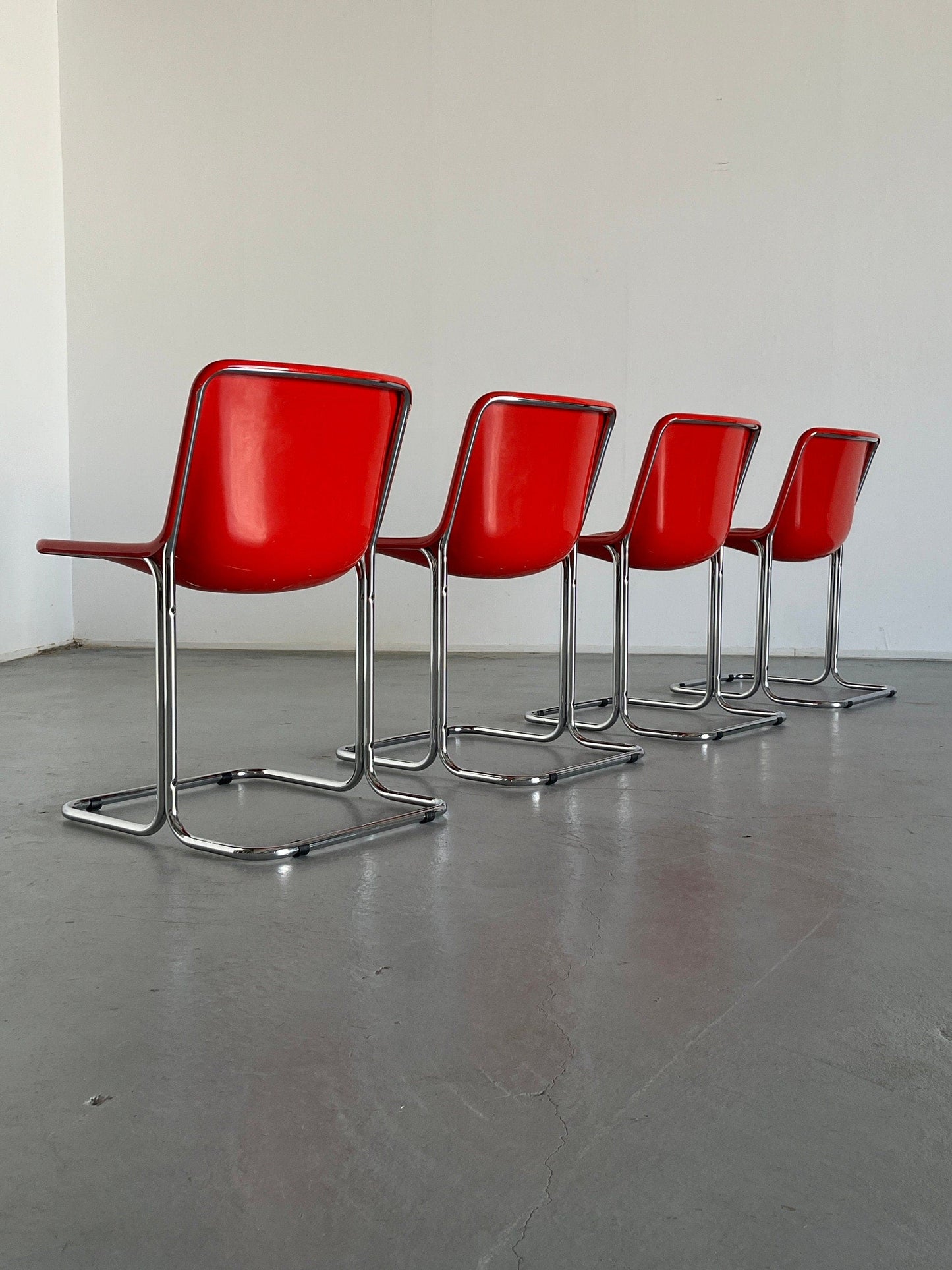 Ensemble de 4 chaises de salle à manger Space Age, plastique rouge brillant et acier tubulaire chromé, Italie Vintage années 1960