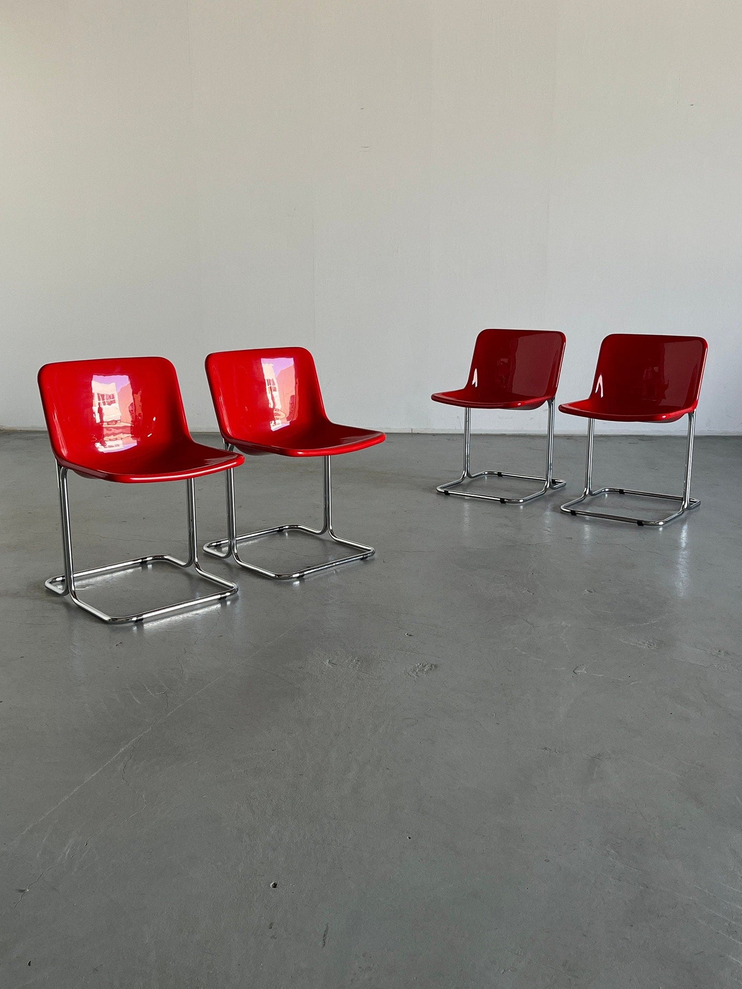 Ensemble de 4 chaises de salle à manger Space Age, plastique rouge brillant et acier tubulaire chromé, Italie Vintage années 1960